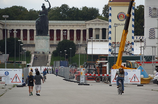 vor 9 Uhr und nach 16.00 Uhr ist der Durchgang zur Theresienwiese ge&ouml;ffnet (&copy;Foto:Martin Schmitz)